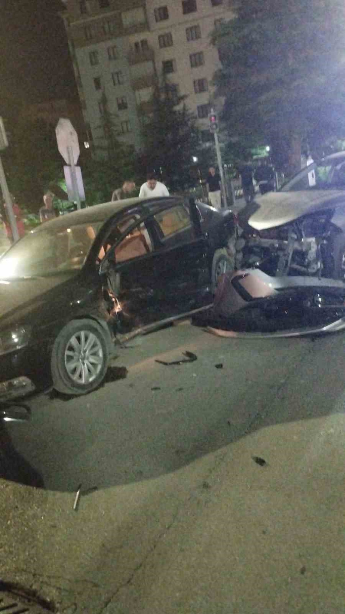 Niğde'de İki Otomobil Çarpıştı: 4 Yaralı
