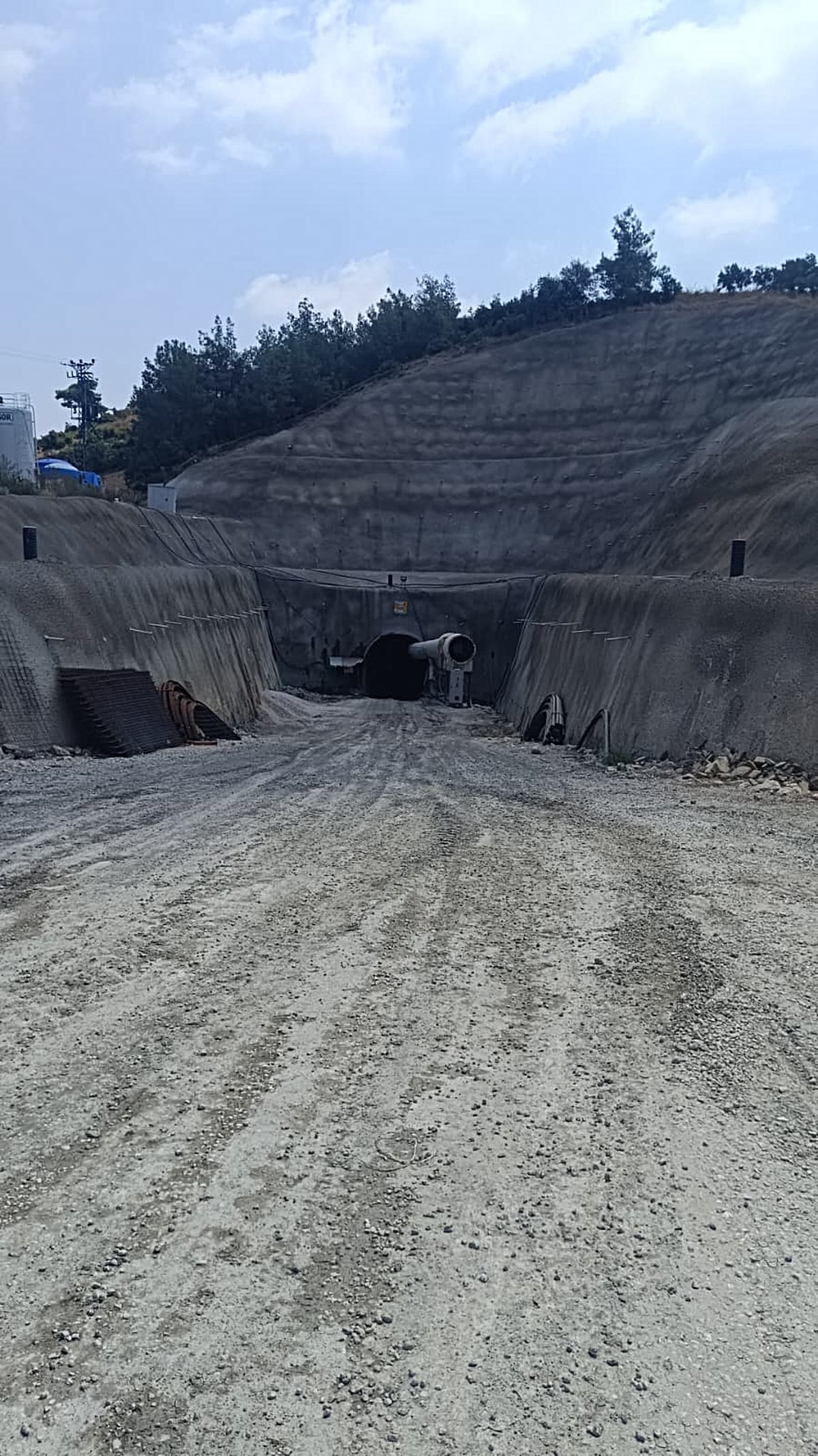Adana'da içme suyu projesinde göçük: İşçiler toprak altında