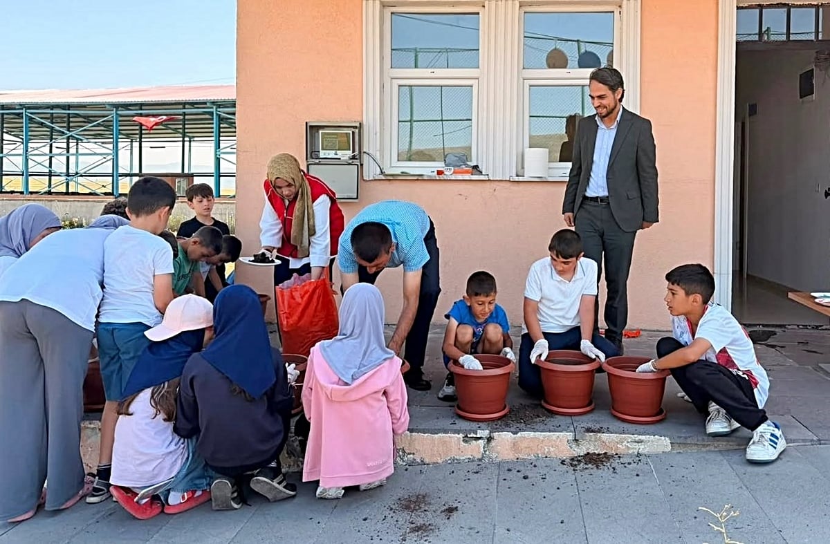 Çıldır'da 'Yeşeren Eller' Projesi ile Çocuklar Toprakla Buluştu
