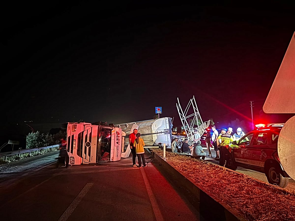 Bayındır'da Damperi Açık TIR Devrildi: 1 Yaralı