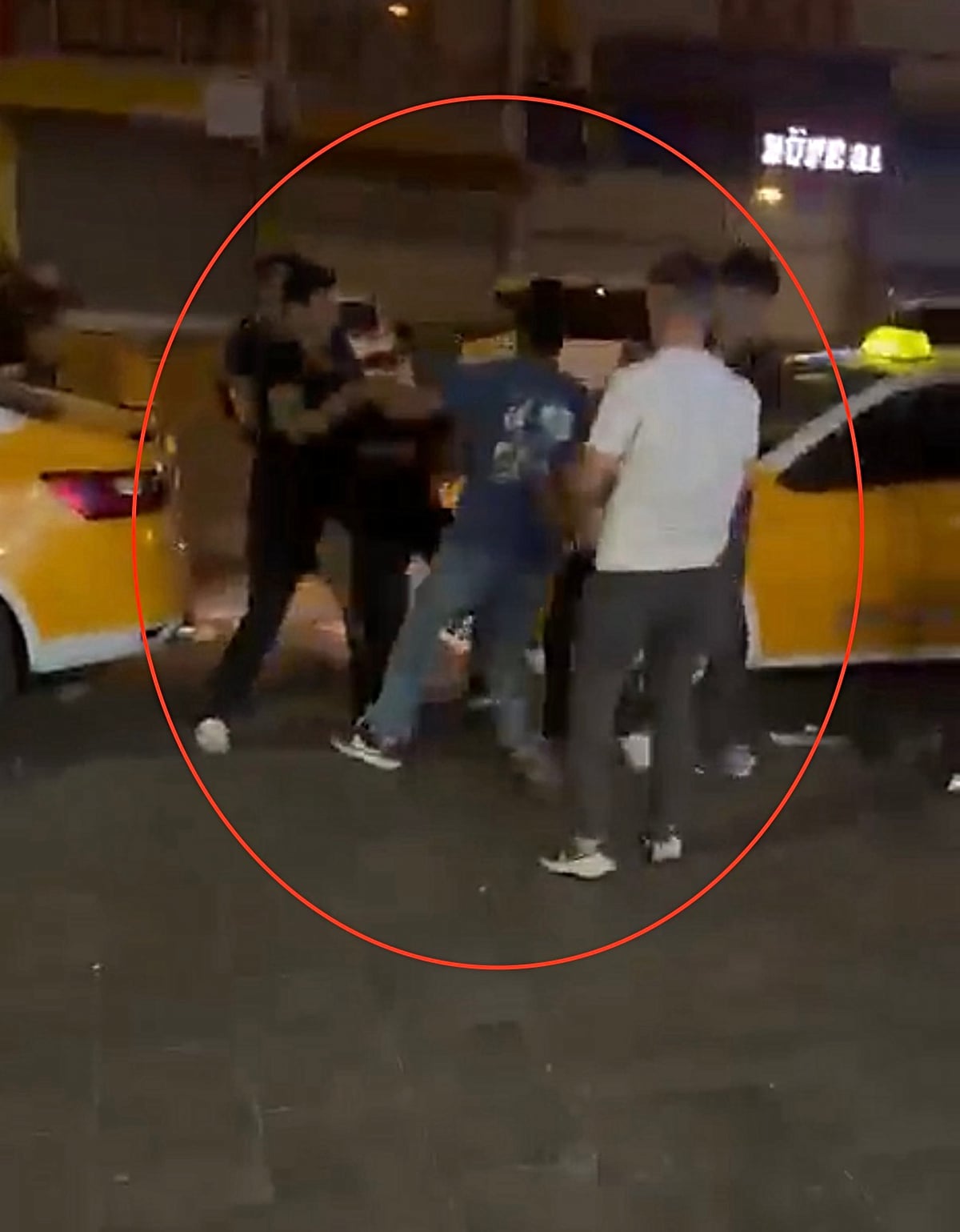 Diyarbakır'da tekmeli yumruklu kavga kamerada