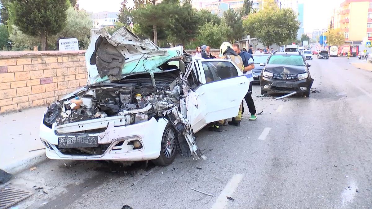 Kartal’da otomobil, park halindeki 3 araca çarptı: 2 yaralı