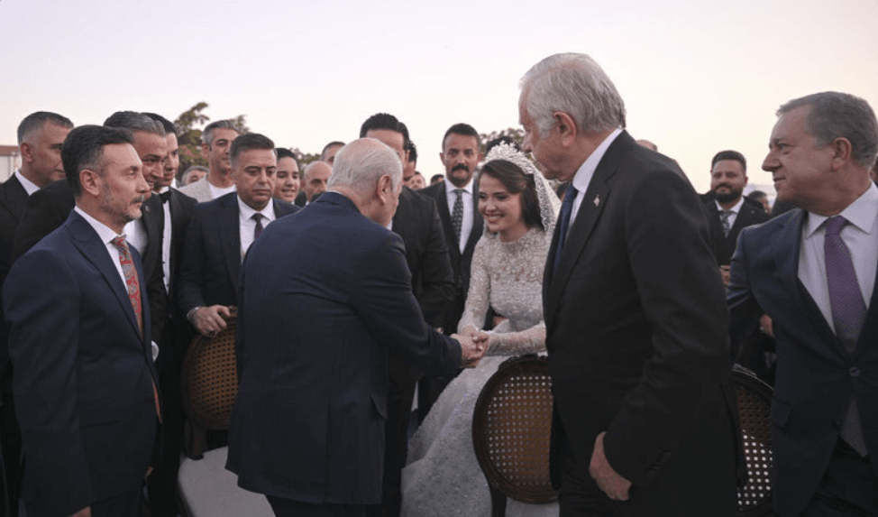 20 bin kişinin katıldığı düğünde Bahçeli nikah şahidi oldu